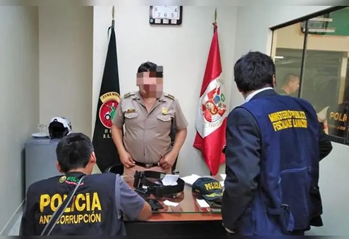 Oscuros secretos: Por solicitar coimas sentencian a 2 comisarios y a 4 suboficiales PNP