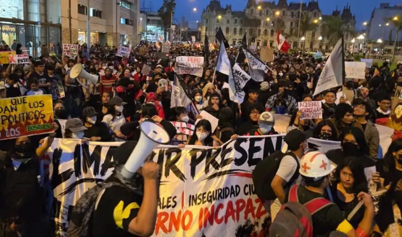 Generación Z y colectivos sociales se movilizan en Lima contra la inseguridad y los incendios forestales